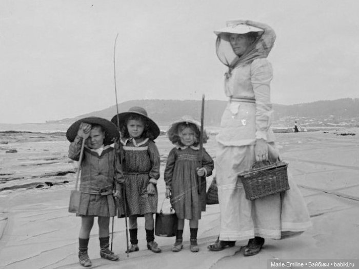 Дети с игрушками и без. Старинные фотографии