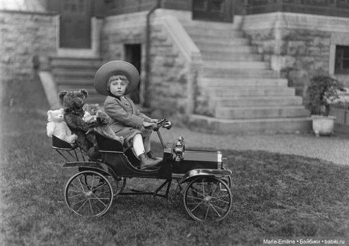 Дети с игрушками и без. Старинные фотографии