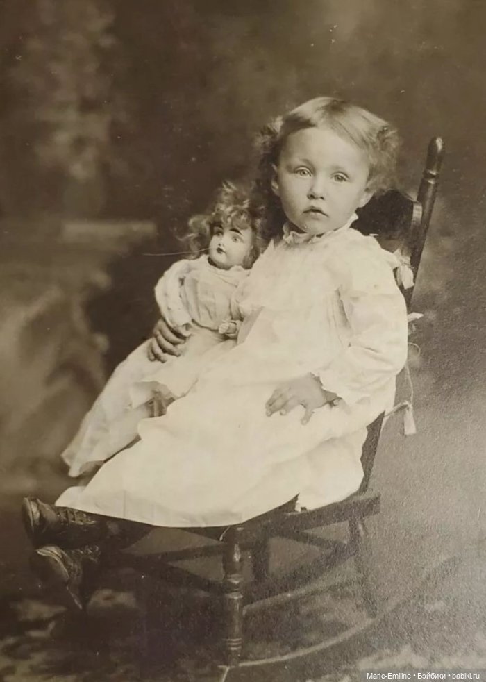 Дети с игрушками и без. Старинные фотографии