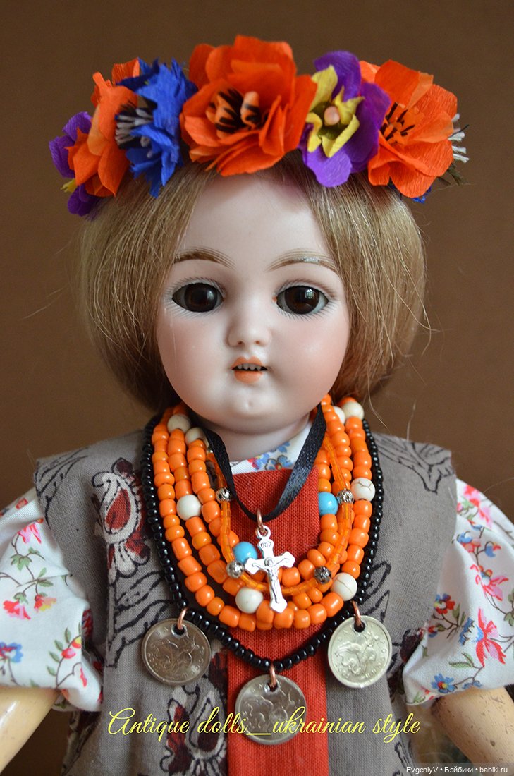 Маленькая Симон & Хальбиг примеряет украинский наряд (фото 3)