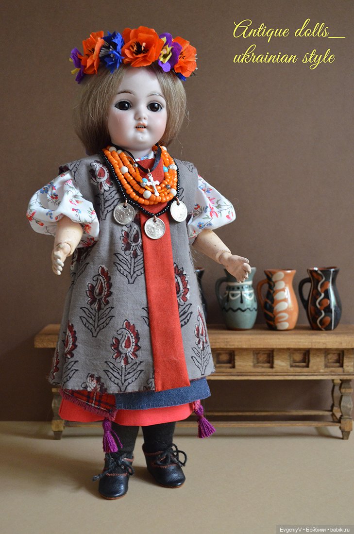 Маленькая Симон & Хальбиг примеряет украинский наряд