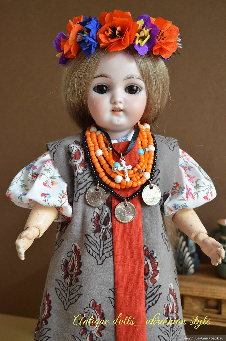 Маленькая Симон & Хальбиг примеряет украинский наряд (фото 6)