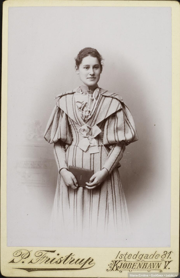 Молодые дамы на старинных фотографиях