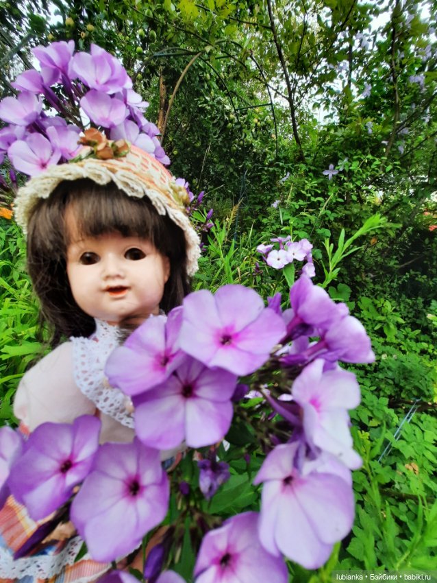 Куклы разные нужны... и цветы тоже