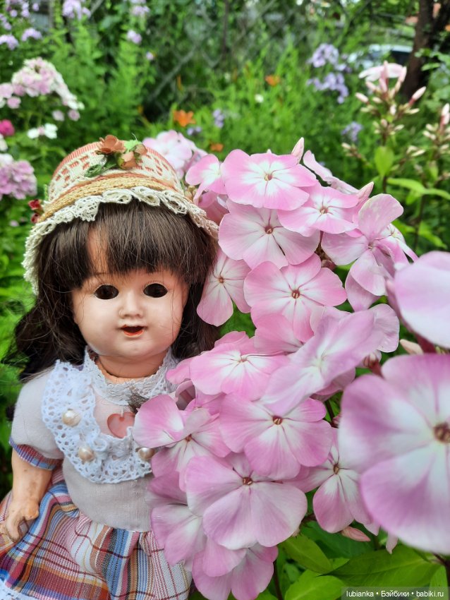 Куклы разные нужны... и цветы тоже