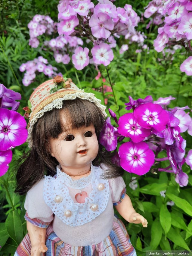 Куклы разные нужны... и цветы тоже