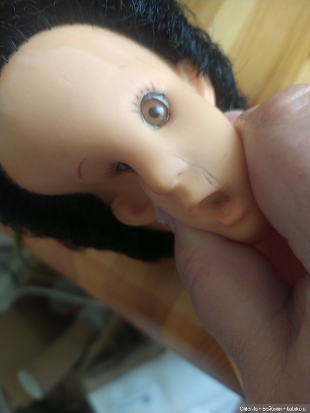 Убрать трещинки с лица резиновой куклы (фото 2)