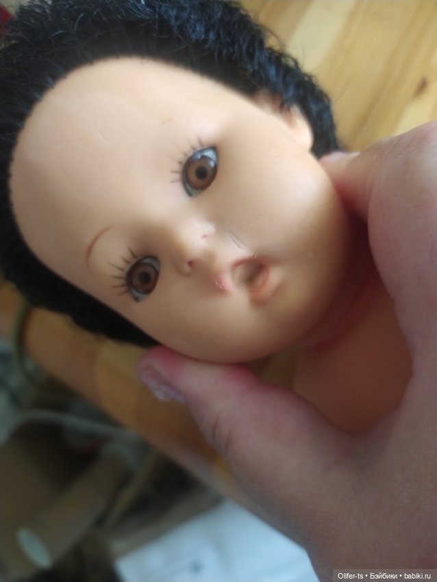 Убрать трещинки с лица резиновой куклы (фото 3)