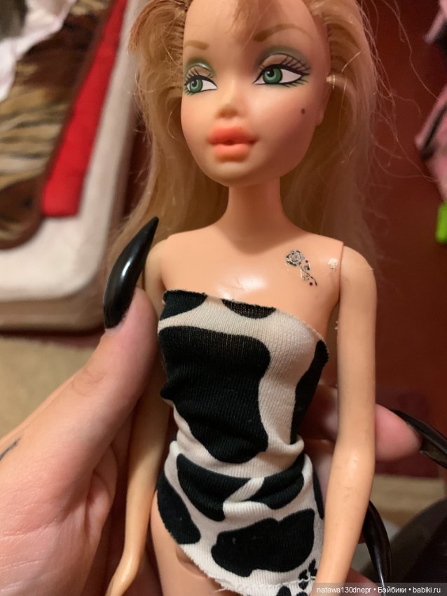 Помогите пожалуйста узнать какого года или какой коллекции кукла, написано на голове B2230 F73 не понятно 2230 или 223O кукла mattel ink