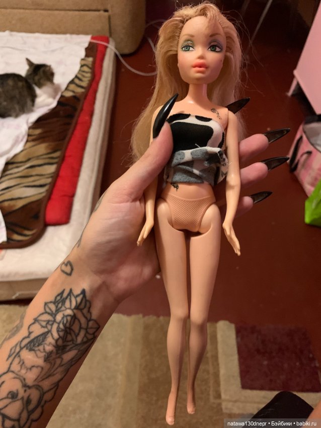 Помогите пожалуйста узнать какого года или какой коллекции кукла, написано на голове B2230 F73 не понятно 2230 или 223O кукла mattel ink (фото 2)