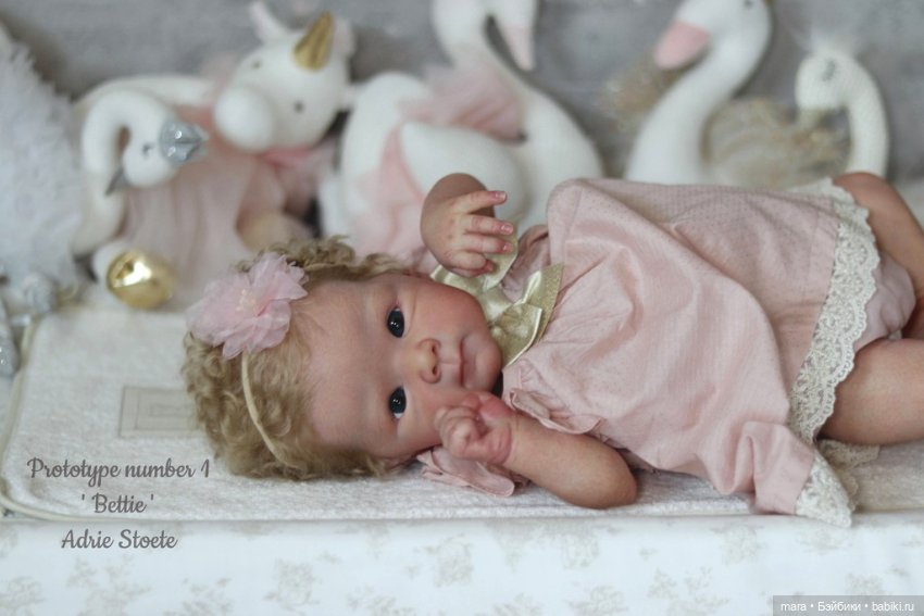 Bettie скульптора Adrie Stoete, автор прототипа Cheza Baby Nursery