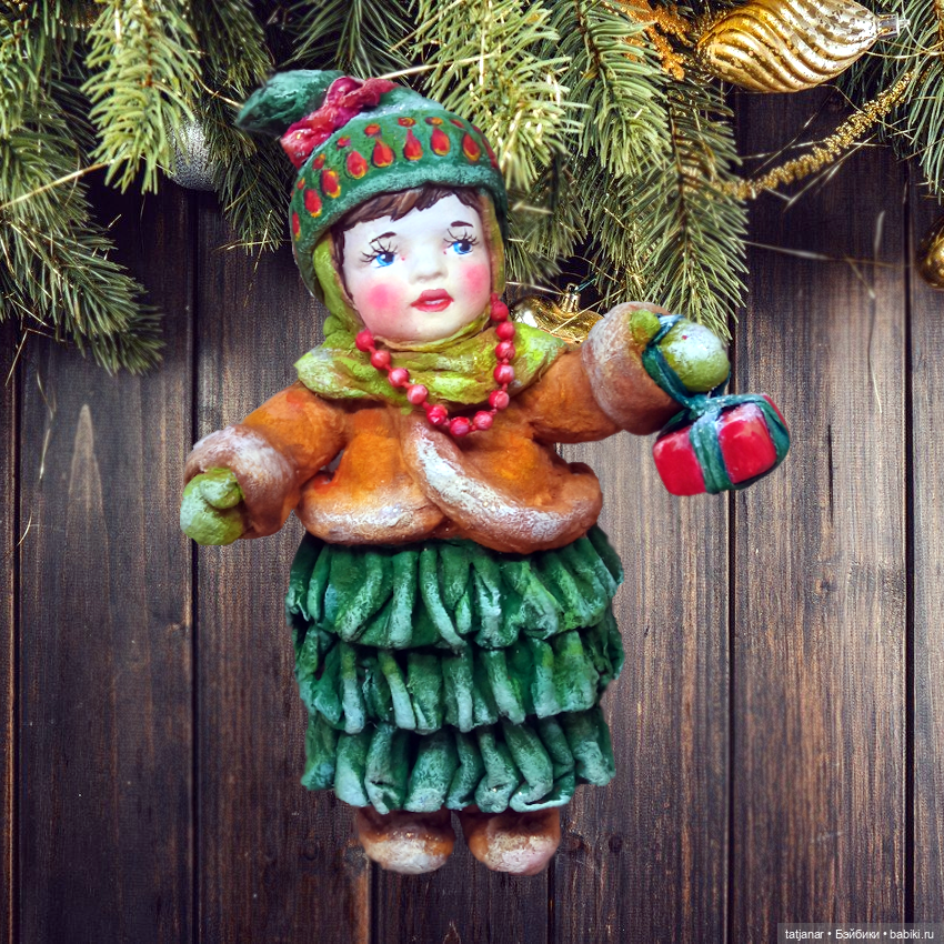 Ватная девочка в костюме елочки на елочку