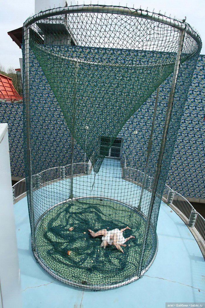 Гиперреалистичная скульптура падшего ангела (фото 6)