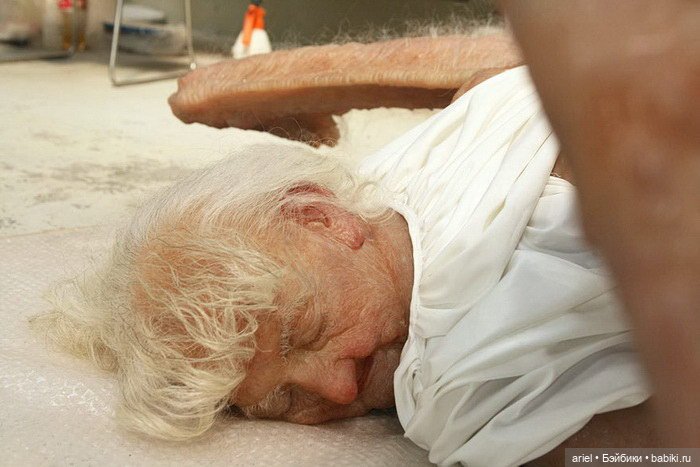 Гиперреалистичная скульптура падшего ангела (фото 5)