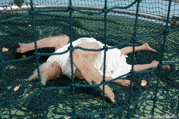 Гиперреалистичная скульптура падшего ангела (фото 2)