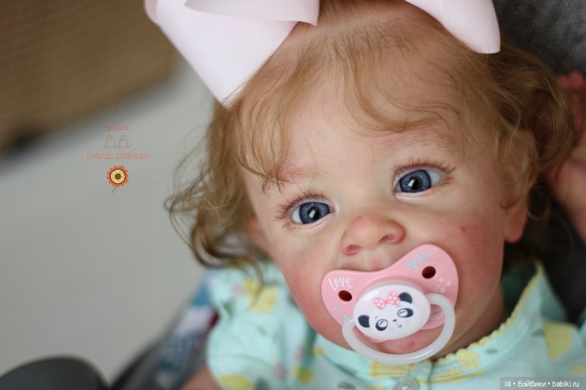 Улыбающаяся малышка из молда Янник