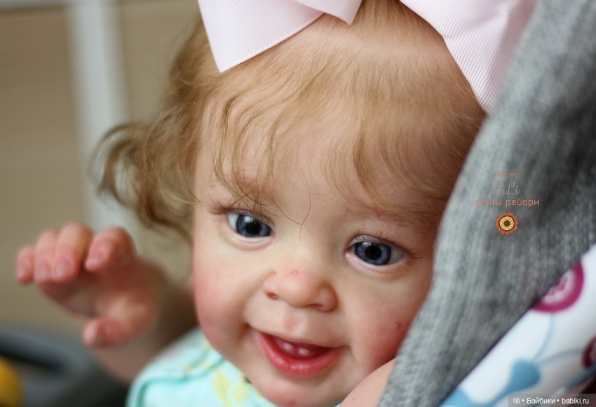 Улыбающаяся малышка из молда Янник