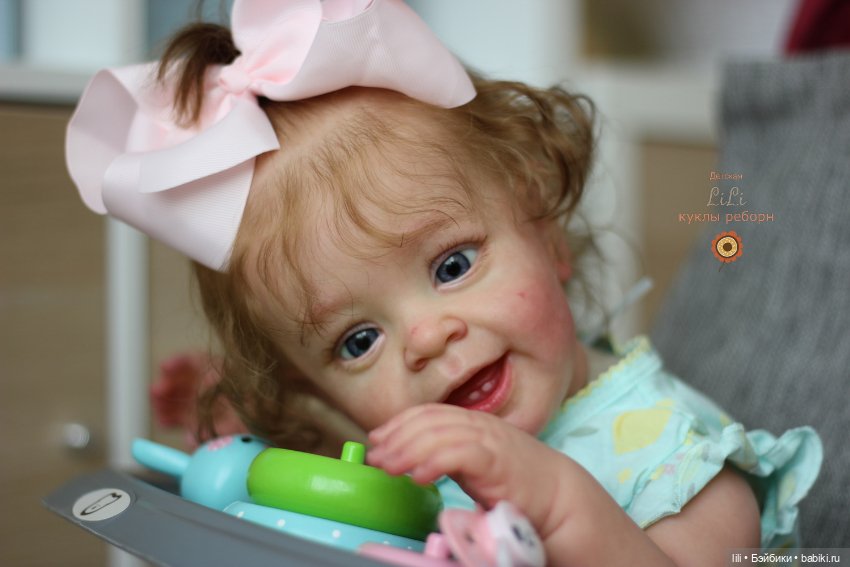 Улыбающаяся малышка из молда Янник