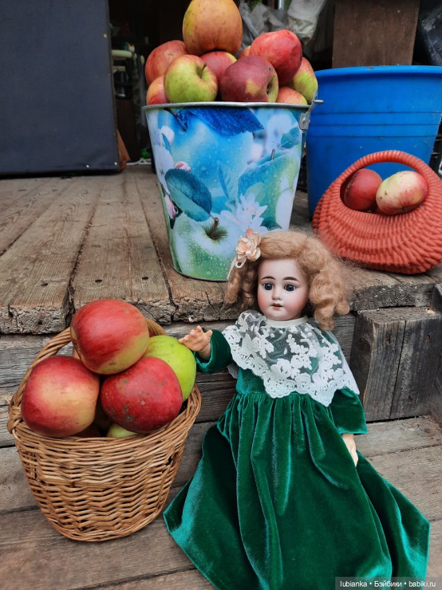 Немного изумруда в погожий осени денёк