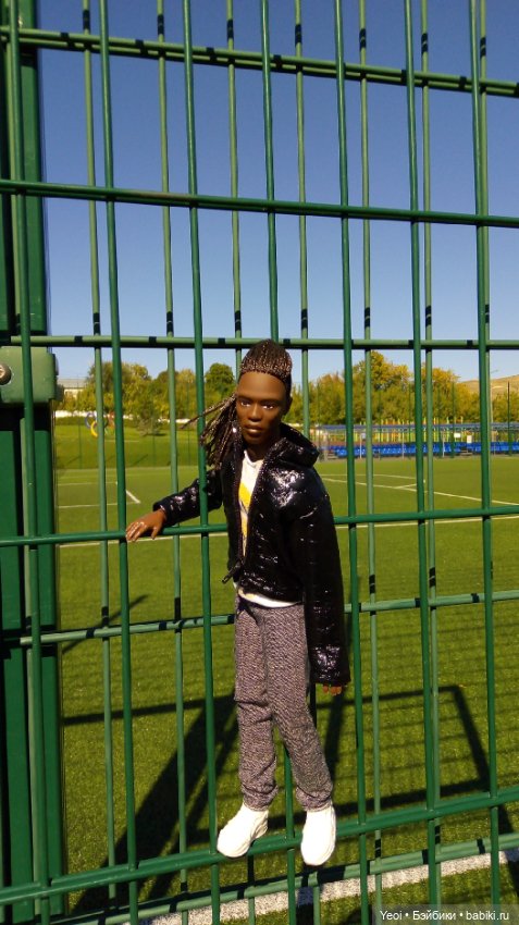 Кен Джон looks и солнечный денек