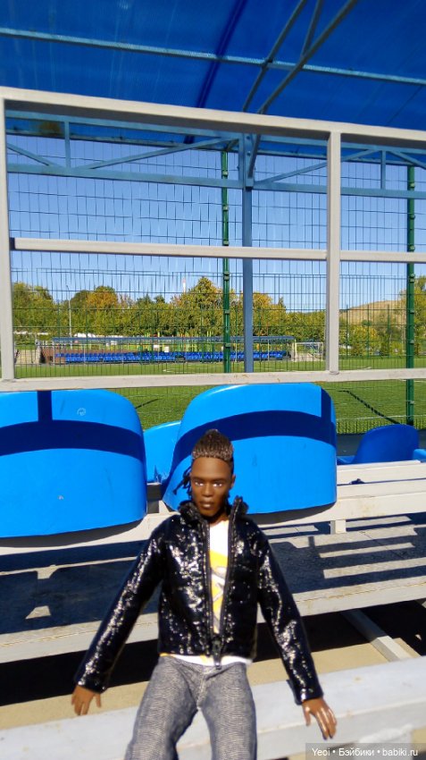 Кен Джон looks и солнечный денек