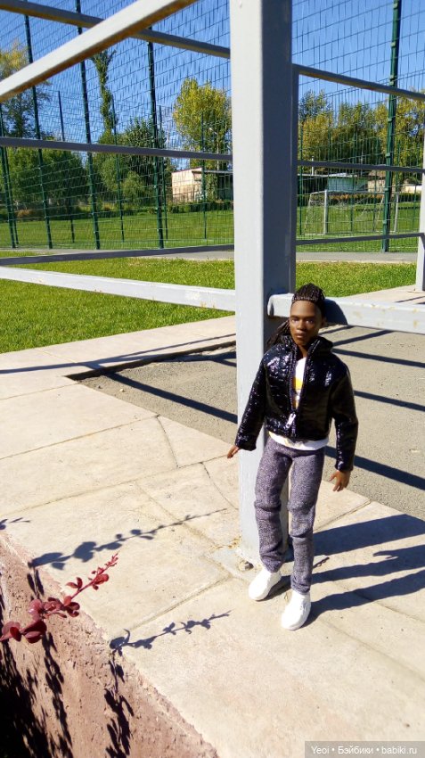 Кен Джон looks и солнечный денек