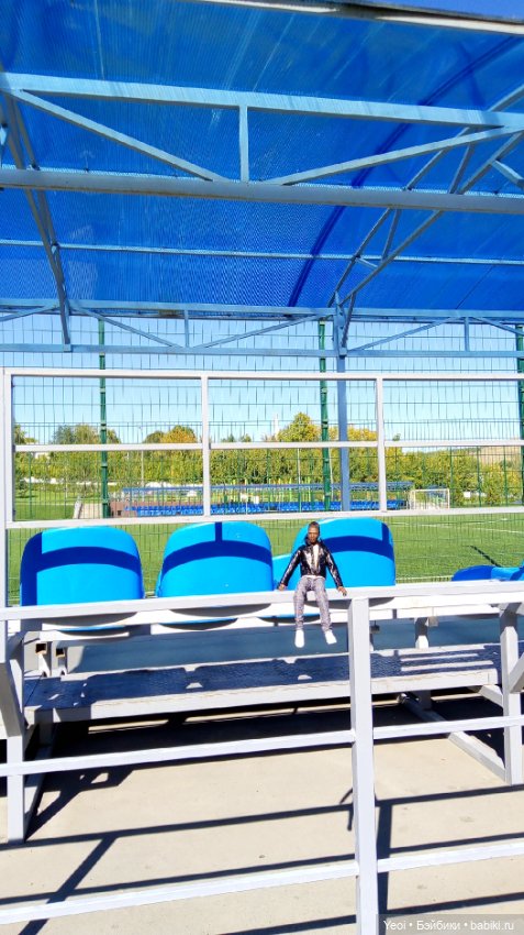 Кен Джон looks и солнечный денек