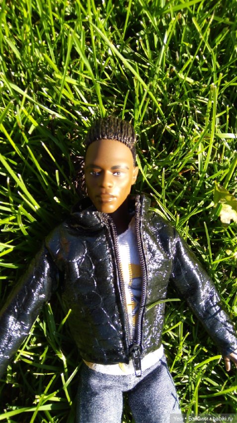 Кен Джон looks и солнечный денек