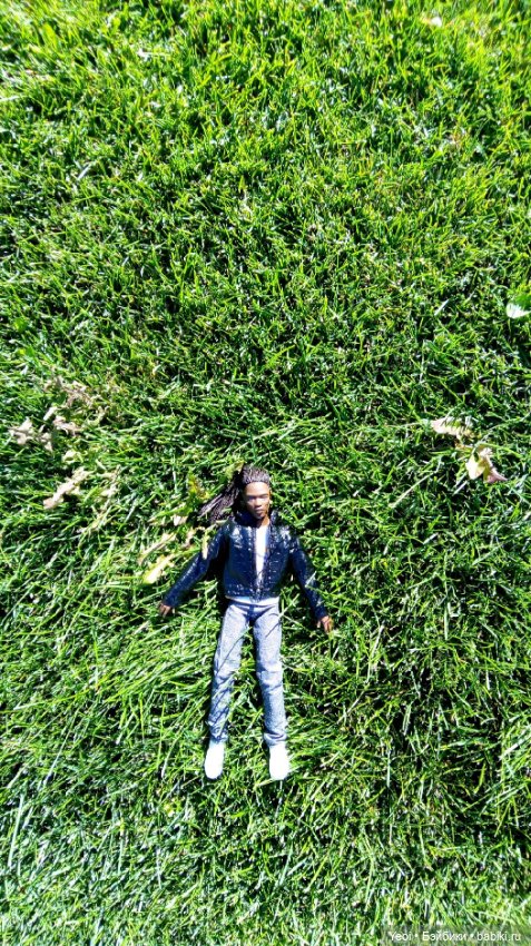 Кен Джон looks и солнечный денек