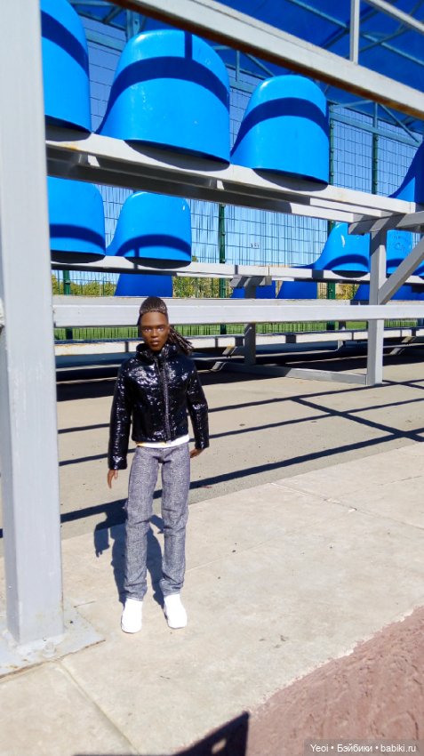 Кен Джон looks и солнечный денек