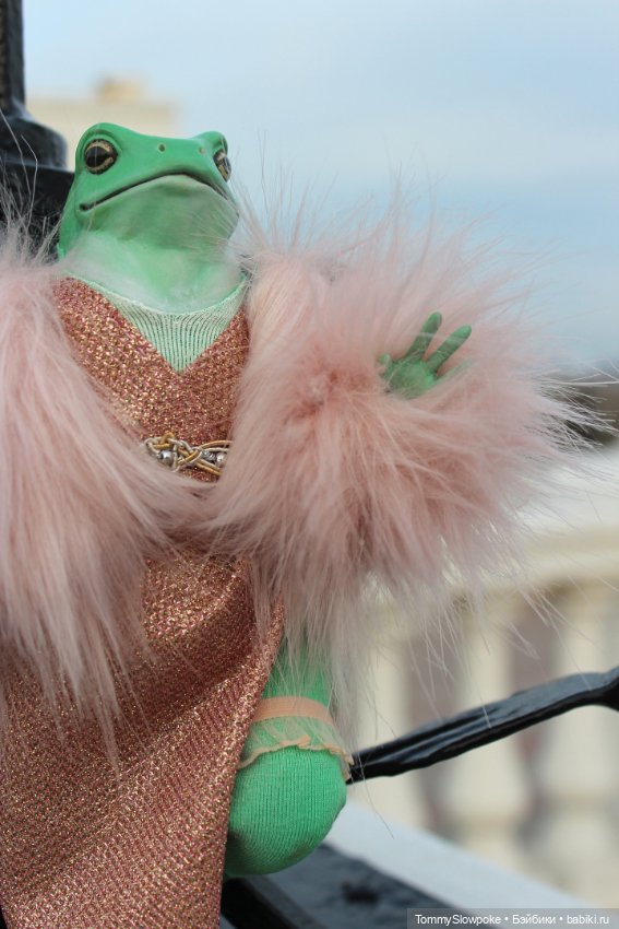 Фантастические лягушки — Авторские игрушки из разных материалов: синельная проволока