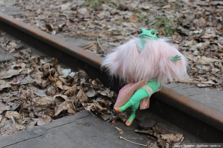 Фантастические лягушки — Авторские игрушки из разных материалов: синельная проволока