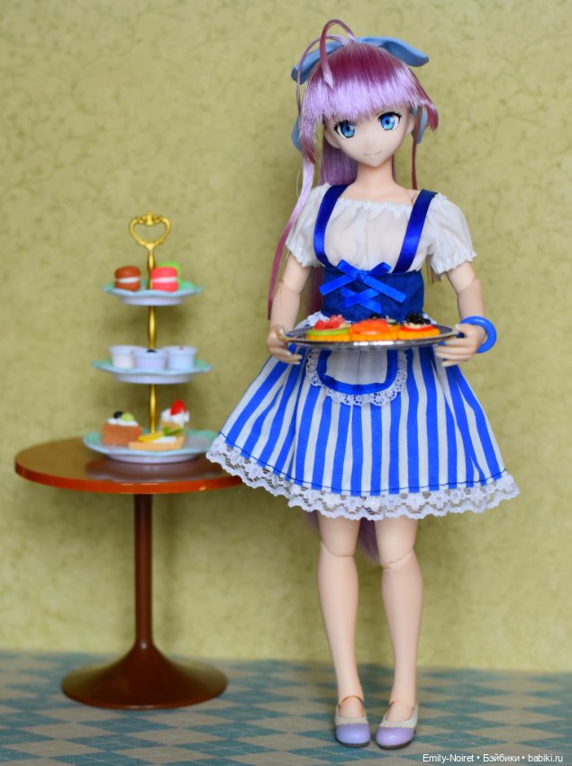 Бутербродик не желаете? Или пироженку