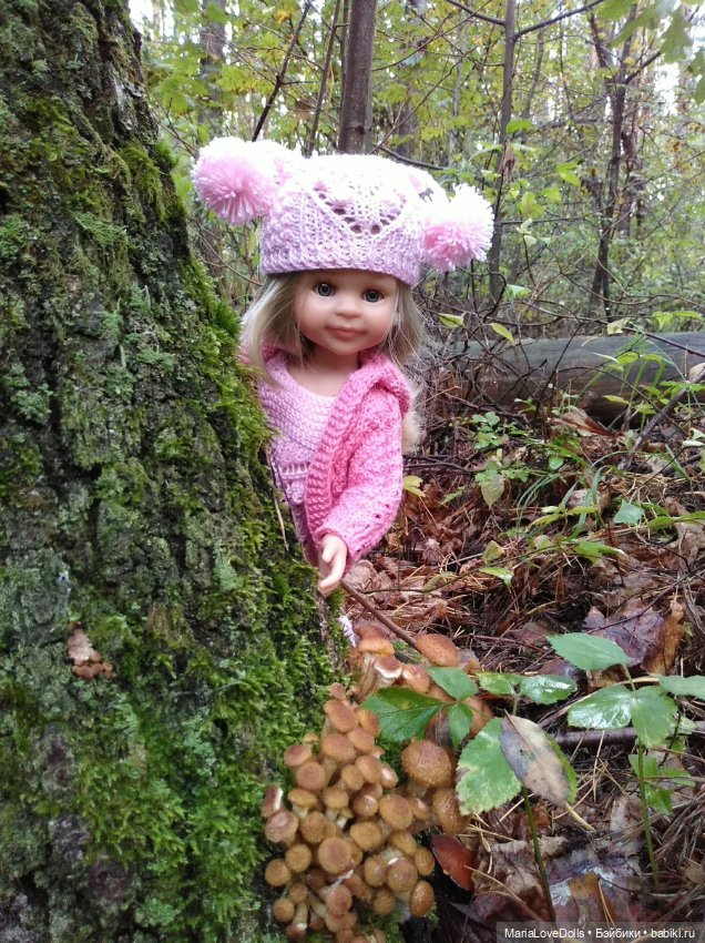 Ух ты, куколка грибы собирает
