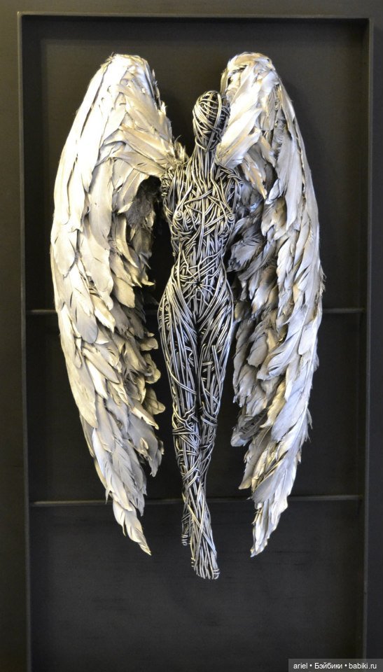 Неповторимая фигура ангела, воплощающая красоту и изящность тонкой металлической проволоки