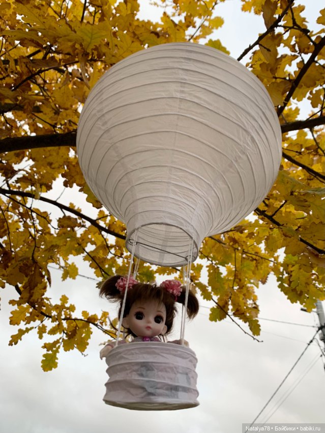 На большом воздушном шаре