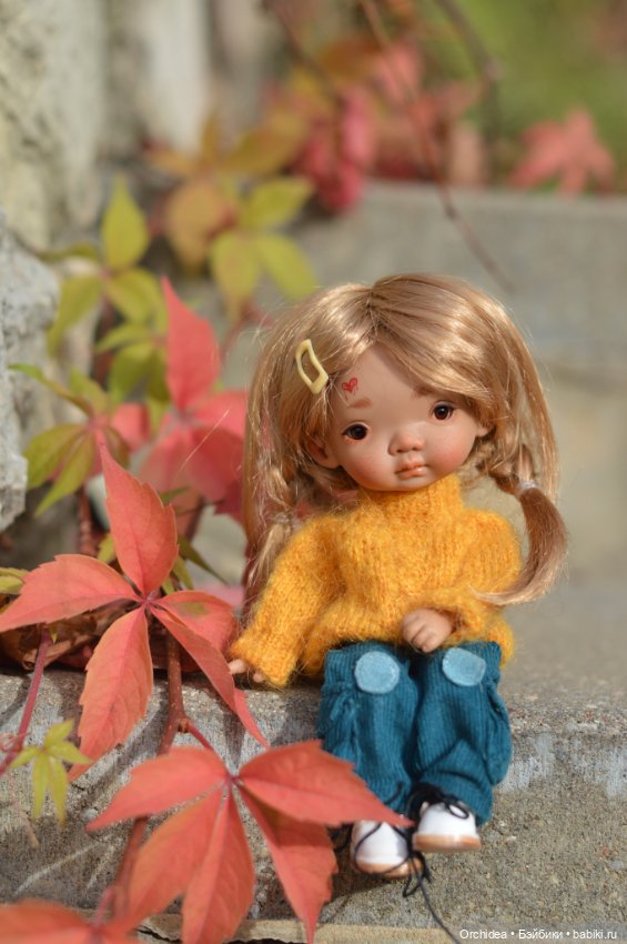 На ковре из жёлтых листьев