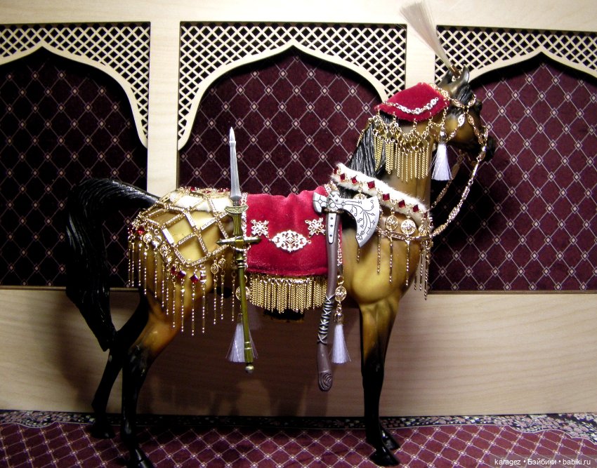 Коллекционная фигурка коня в восточной сбруе