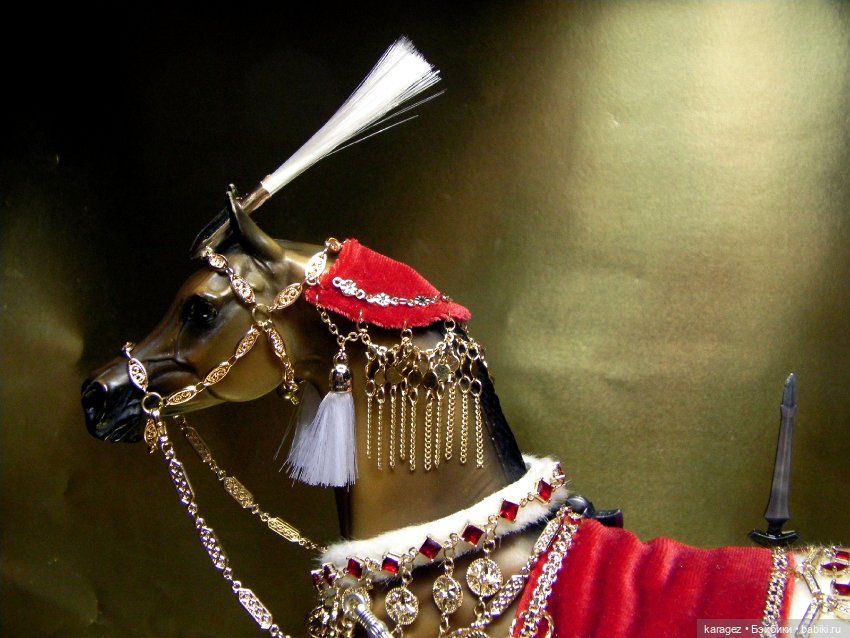 Коллекционная фигурка коня в восточной сбруе