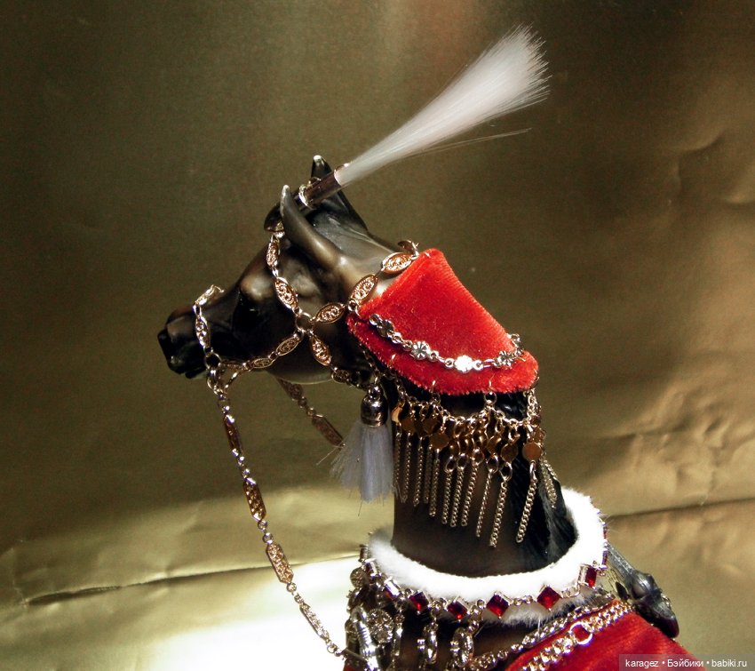 Коллекционная фигурка коня в восточной сбруе
