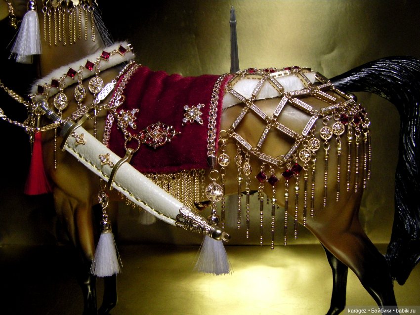 Коллекционная фигурка коня в восточной сбруе