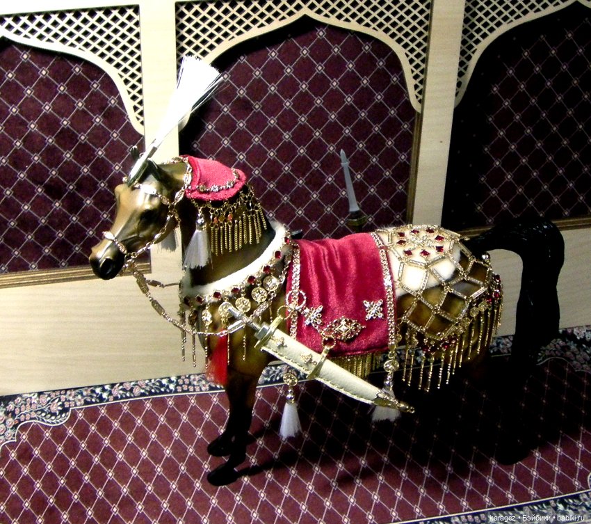 Коллекционная фигурка коня в восточной сбруе