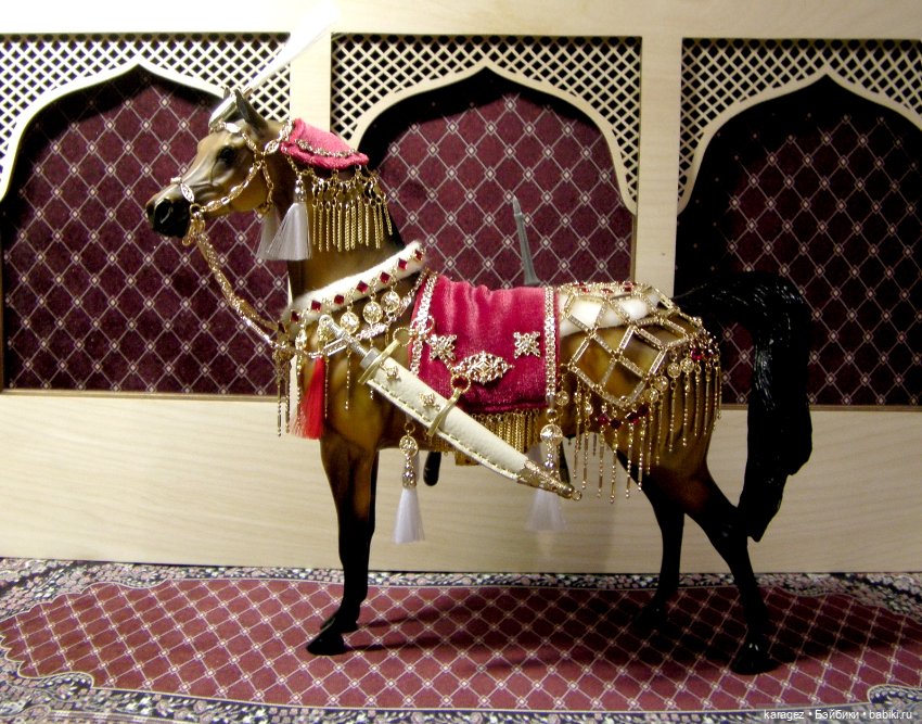 Коллекционная фигурка коня в восточной сбруе