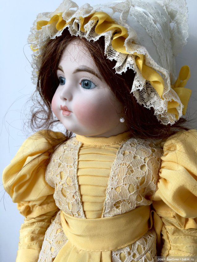 Bru в жёлтом Сероглазая красавица