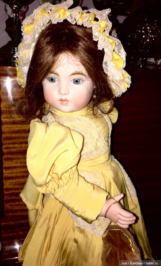 Bru в жёлтом Сероглазая красавица