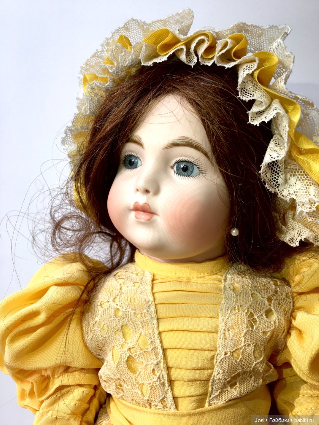 Bru в жёлтом Сероглазая красавица