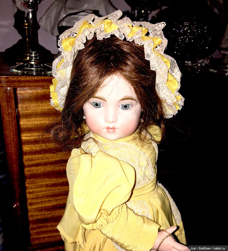 Bru в жёлтом Сероглазая красавица