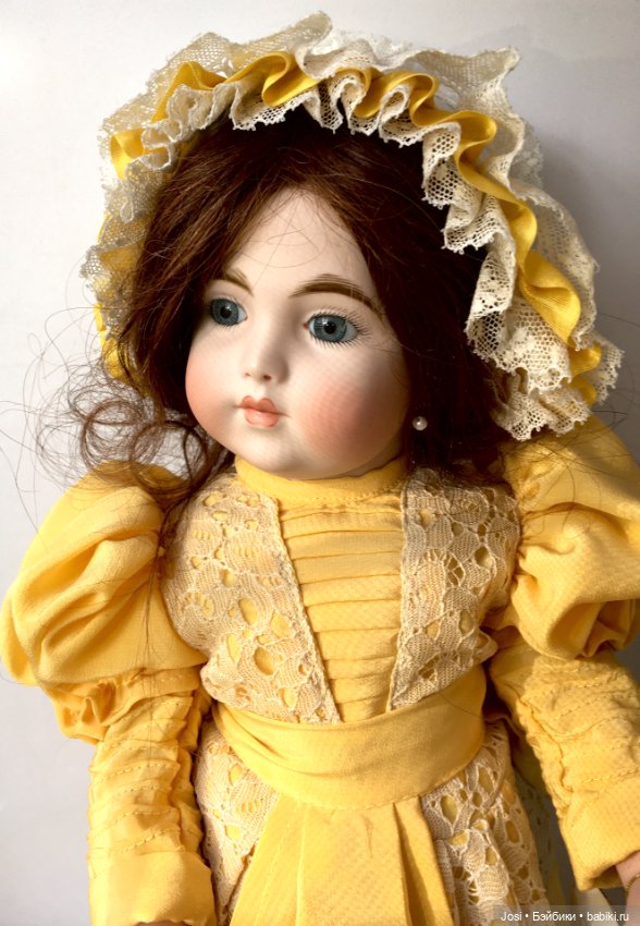 Bru в жёлтом Сероглазая красавица