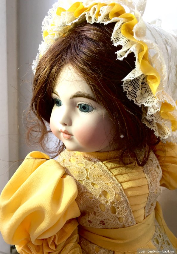 Bru в жёлтом Сероглазая красавица