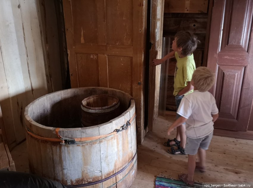 Старинные скандинавские интерьеры - и живущие в них куклы (фото 5)